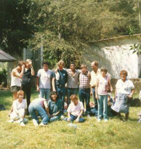 Ein Bild, das Kleidung, Person, draußen, Gras enthält. Automatisch generierte Beschreibung