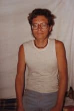 Ein Bild, das Person, Menschliches Gesicht, Kleidung, Schulter enthält.
Automatisch generierte Beschreibung