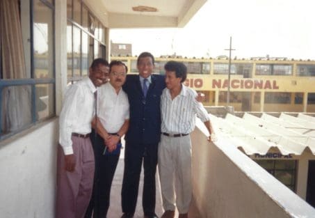 Ein Bild, das Kleidung, Person, Gebäude, Lächeln enthält.
KI-generierte Inhalte können fehlerhaft sein.