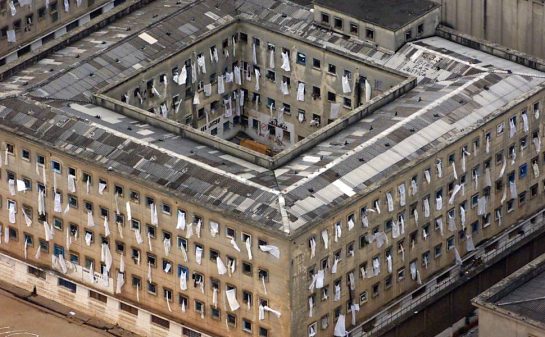 Ein Bild, das Gebäude, Fenster, Stadt, Architektur enthält.
Automatisch generierte Beschreibung