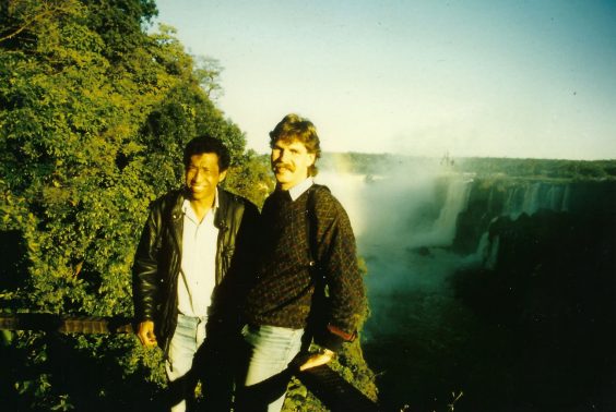 Ein Bild, das Person, Kleidung, draußen, Wasserfall enthält.
Automatisch generierte Beschreibung