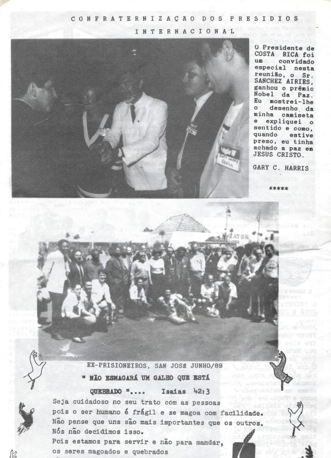 Ein Bild, das Text, Zeitung, Kleidung, Mann enthält.
Automatisch generierte Beschreibung