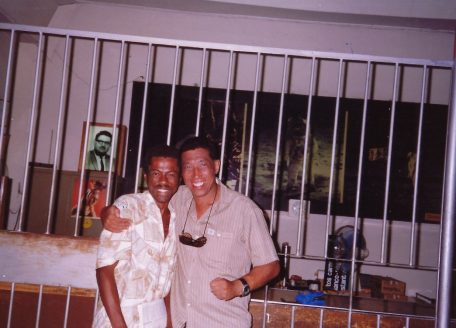 Ein Bild, das Person, Kleidung, Menschliches Gesicht, Im Haus enthält.
KI-generierte Inhalte können fehlerhaft sein.