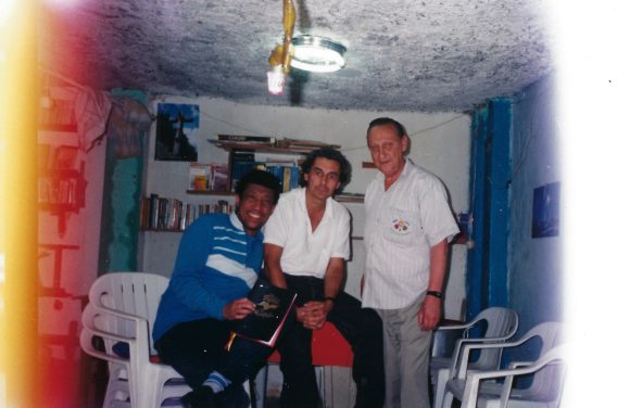 Ein Bild, das Kleidung, Person, Wand, Menschliches Gesicht enthält.
KI-generierte Inhalte können fehlerhaft sein.