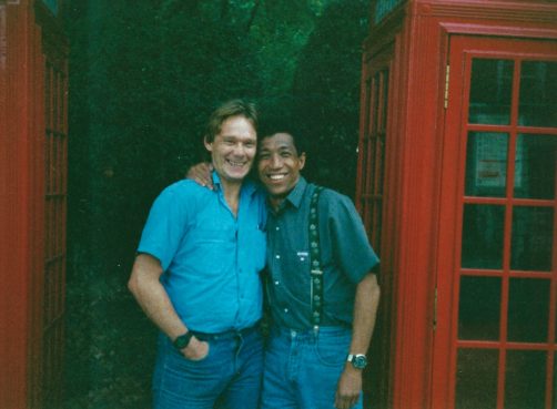 Ein Bild, das Kleidung, Person, Menschliches Gesicht, Lächeln enthält.
KI-generierte Inhalte können fehlerhaft sein.