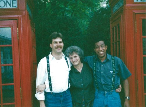 Ein Bild, das Kleidung, Person, Menschliches Gesicht, Lächeln enthält.
KI-generierte Inhalte können fehlerhaft sein.