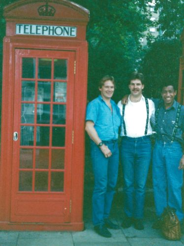 Ein Bild, das Kleidung, Telefonzelle, Person, Lächeln enthält.
KI-generierte Inhalte können fehlerhaft sein.