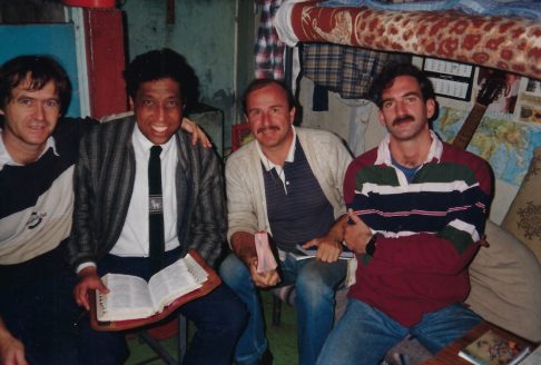 Ein Bild, das Kleidung, Person, Menschliches Gesicht, Lächeln enthält.
KI-generierte Inhalte können fehlerhaft sein.