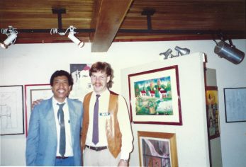 Ein Bild, das Kleidung, Wand, Menschliches Gesicht, Person enthält.
KI-generierte Inhalte können fehlerhaft sein.