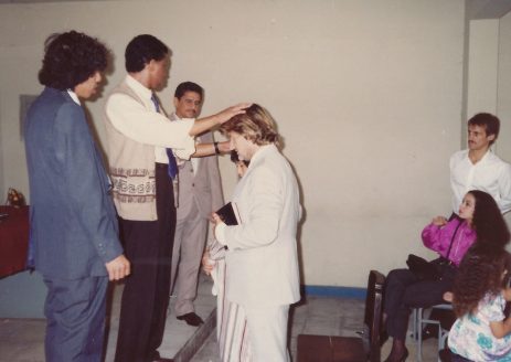 Ein Bild, das Kleidung, Person, Wand, Im Haus enthält.
KI-generierte Inhalte können fehlerhaft sein.