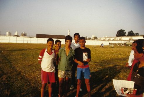 Ein Bild, das Kleidung, Person, Gras, draußen enthält.
Automatisch generierte Beschreibung