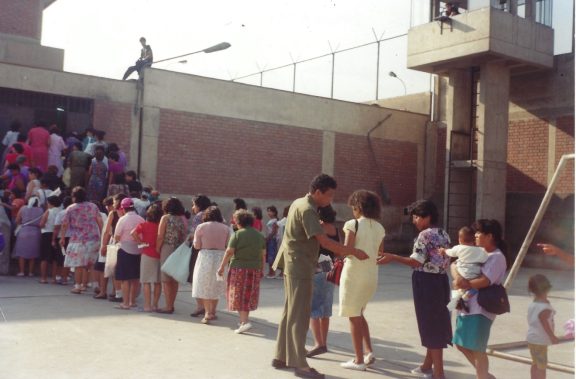 Ein Bild, das Kleidung, Schuhwerk, Person, draußen enthält.
KI-generierte Inhalte können fehlerhaft sein.