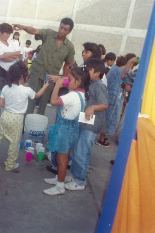 Ein Bild, das Kleidung, Schuhwerk, Person, Junge enthält.
KI-generierte Inhalte können fehlerhaft sein.