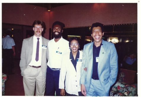 Ein Bild, das Person, Lächeln, Menschliches Gesicht, Shirt enthält.
Automatisch generierte Beschreibung