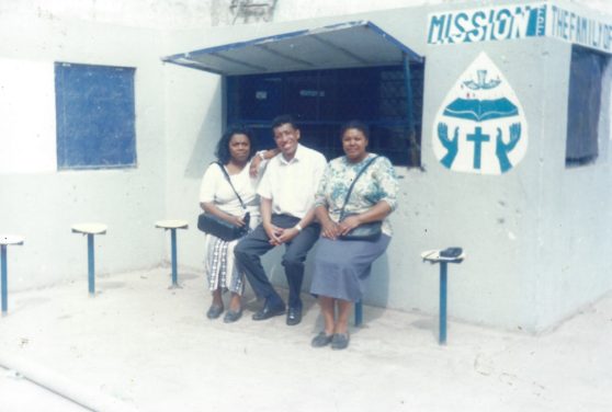 Ein Bild, das Kleidung, Person, Schuhwerk, Gebäude enthält.
KI-generierte Inhalte können fehlerhaft sein.