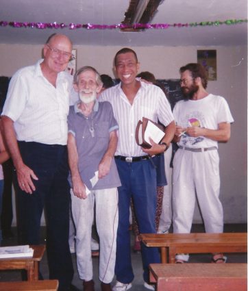 Ein Bild, das Kleidung, Person, Wand, Im Haus enthält.
KI-generierte Inhalte können fehlerhaft sein.